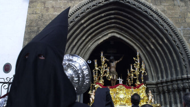 El Cristo de las Almas saliendo por la ojiva de Omnium Sanctorum.