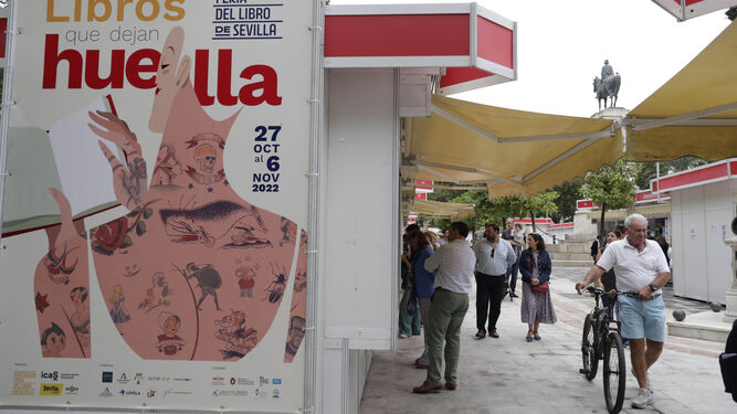 Una imagen de la Feria del libro. En primer plano, el cartel de José Luis Ágreda.