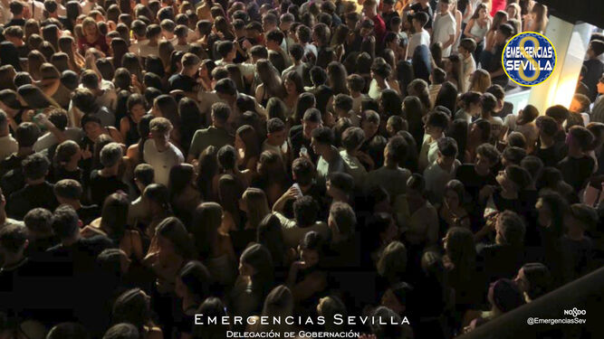 Cientos de jóvenes en el interior de la discoteca Music Sevilla, el pasado sábado.