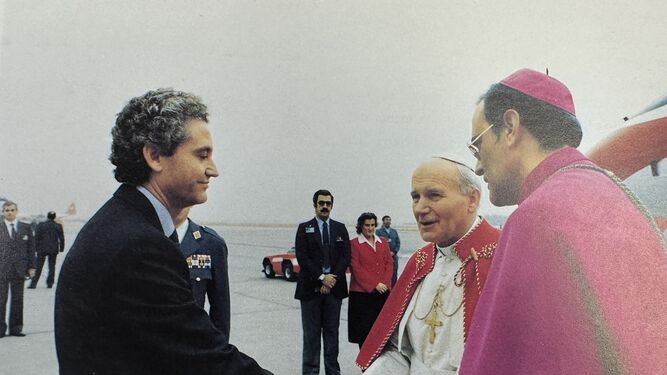 Rafael Escuredo, presidente de la Junta de Andalucía, recibe al Papa en el aeropuerto de San Pablo en presencia de Carlos Amigo
