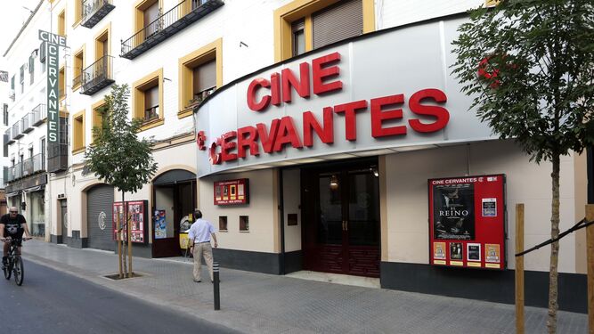 El emblemático edificio del Cine Cervantes, en el centro de Sevilla.