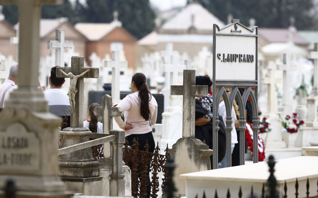 Visita al cementerio en el Día de Todos los Santos, en imágenes
