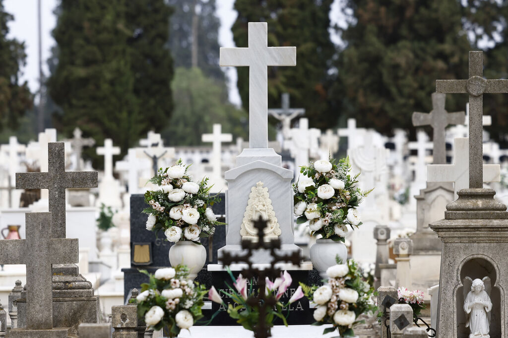 Visita al cementerio en el Día de Todos los Santos, en imágenes