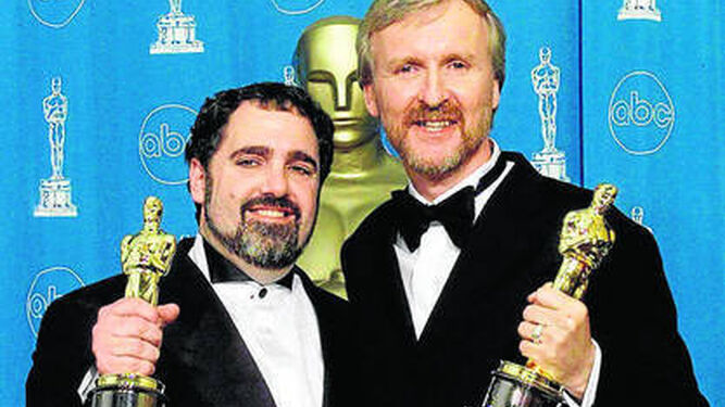 El productor John Landau y el director James Cameron posan con los Oscar que conquistaron con 'Titanic'.