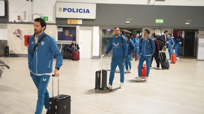 El Sevilla, rumbo a Mánchester en el aeropuerto de San Pablo.
