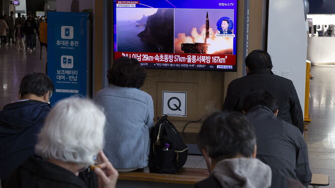 Un grupo de personas observa las noticias en una estación de Seúl.