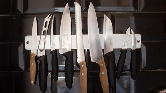 Varios cuchillos en una cocina