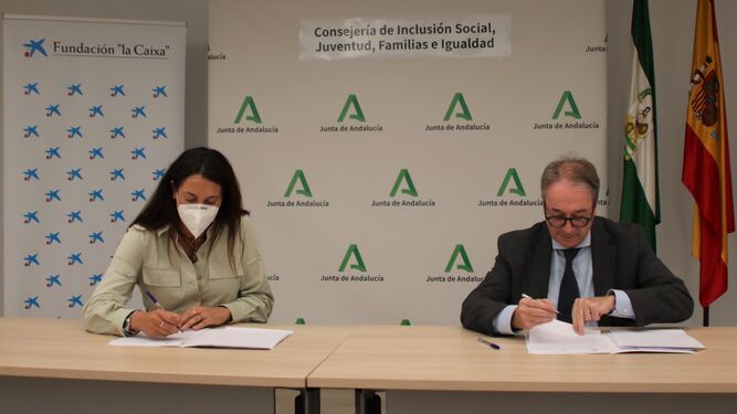 La consejera de Inclusión Social, Loles López, y el subdirector general de la Fundación la Caixa, Marc Simón, firman el convenio.