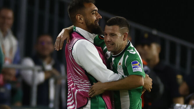 Aitor Ruibal celebra su primer gol con Borja Iglesias.