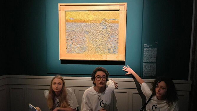Activistas climáticos lanzan sopa contra 'Los sembradores' de Van Gogh en Roma.