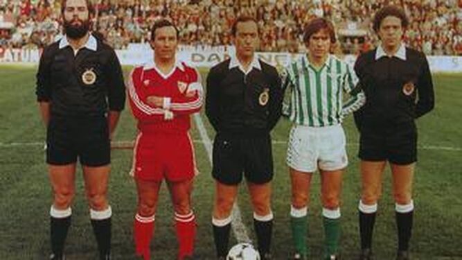 Sanjosé y Cardeñosa escoltan a Soriano Aladrén como capitanes de un derbi disputado en el Villamarín en los años 80.
