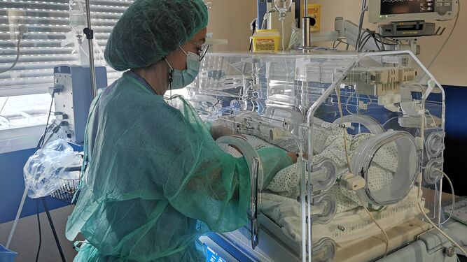 Enfermera en el box de aislamiento de la UCI neonatal del Valme, donde ingresan los casos de prematuros con VRS.