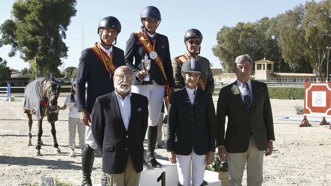 1-Los campeones de España de VET 1 reciben el Trofeo Real Maestranza de Sevilla de manos SAR la infanta Dña. Elena.