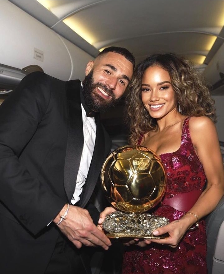 El futbolista y la modelo posan con el Balón de Oro en el avión de regreso a Madrid.