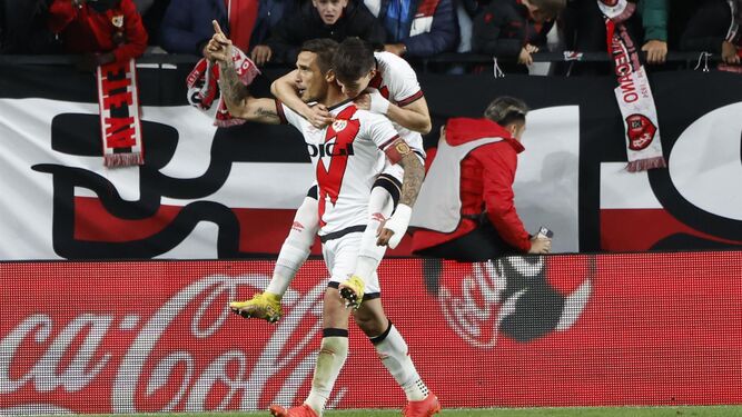 Trejo celebra el gol de la victoria del Rayo ante el Real Madrid (3-2)