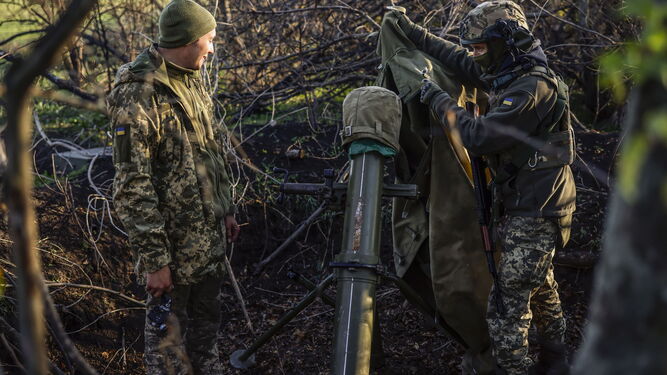 Militares ucranianos esconden morteros en el frente del norte de la región de Jerson.