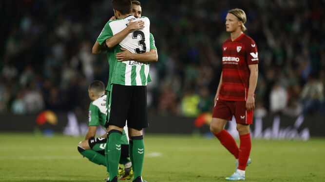 Édgar y Pezzella se abrazan ante un lánguido Dolberg al final del Betis-Sevilla.