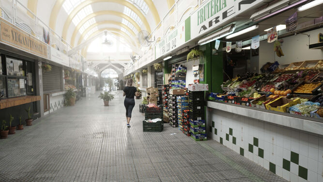Un puesto de frutas y verduras abierto en el interior del mercado de abastos del Arenal.