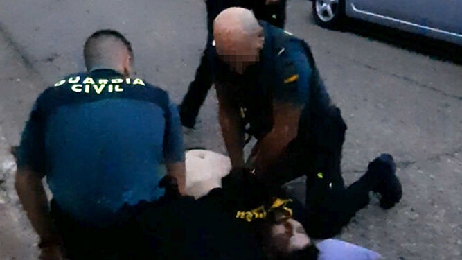 Los agentes de la Guardia Civil practican maniobras de reanimación cardiopulmonar al detenido.