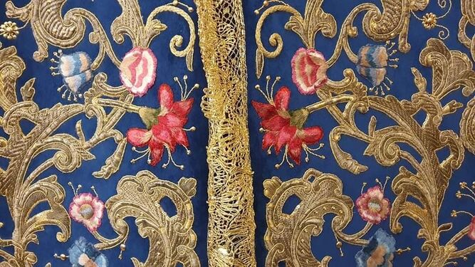 Detalles de los bordados en oro y sedas de colores