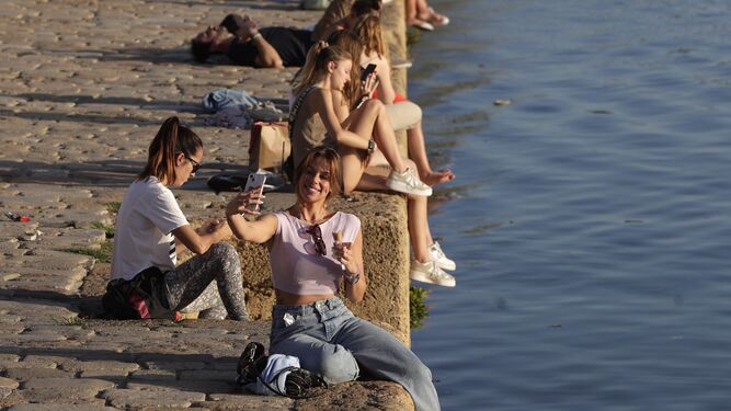 Una mujer se hace un 'selfie' en el Muelle de la Sal.