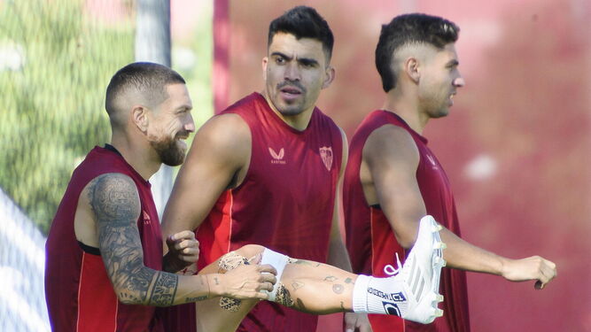 Papu Gómez, Acuña y Montiel, en un entrenamiento del Sevilla.