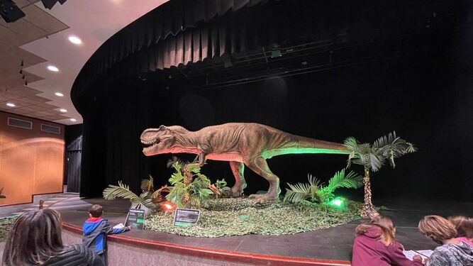 Los dinosaurios que se exponen son una recreación acompañada de tecnología animatrónica.
