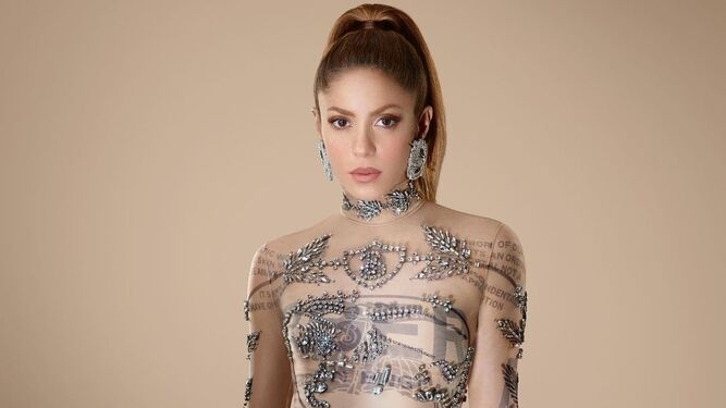 Shakira con un vestido transparente de la colección Blueberry