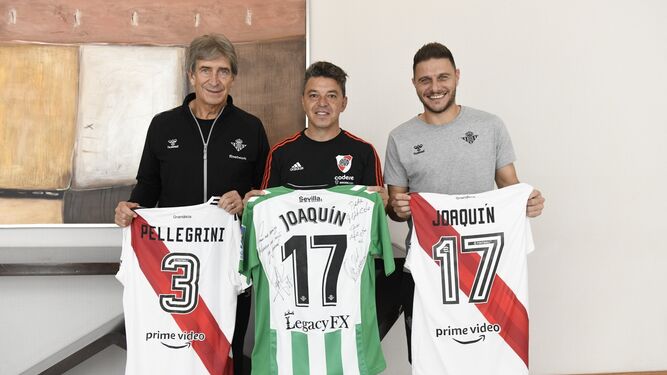 Pellegrini, Gallardo y Joaquín, con sus respectivas camisetas.