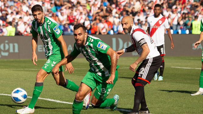 Borja Iglesias, en un lance del partido ante River Plate.
