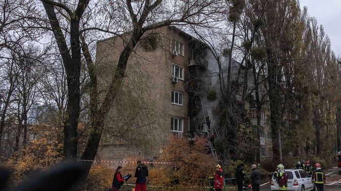 Equipos de bomberos trabajan en un edificio en llamas tras un ataque ruso en Kiev.