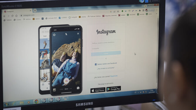 Una pantalla de un ordenador con la página principal de la red social Instagram.