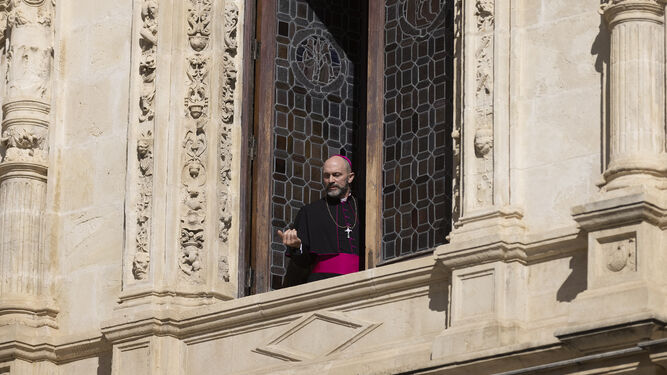 El arzobispo de Sevilla en la ficción asomado a uno de los balcones del Ayuntamiento.