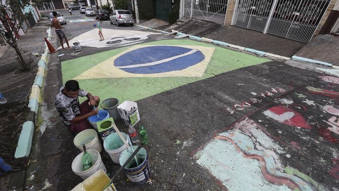 Aficionados de Brasil decoran las calles para el Mundial de Qatar.