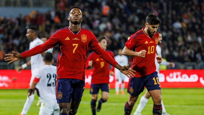 Ansu Fati celebra el primer gol de España contra Jordania.