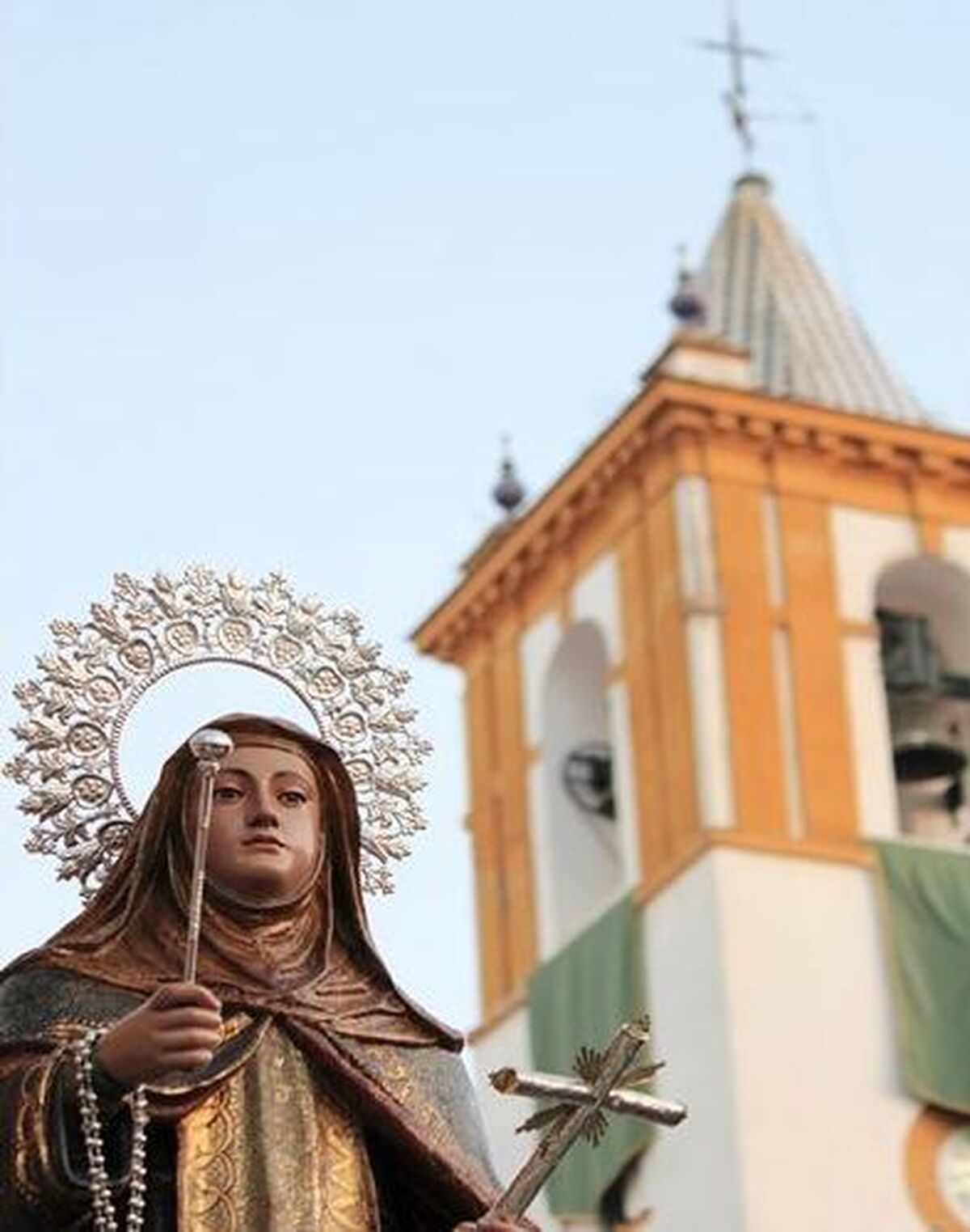 La imagen de Santa Marta, patrona de la Algaba, en procesión