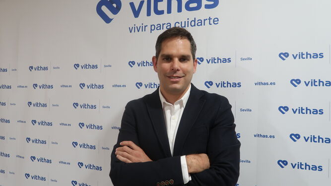 El doctor Fernando Cózar, especialista en cirugía torácica, en el Hospital Vihas Sevilla.