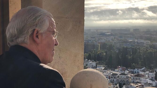 El arzobispo de Sevilla disfruta de las vistas de Sevilla desde la Giralda.