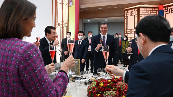 Pedro Sánchez brinda con el  presidente surcoreano, Yoon Suk-yeol (2i), durante su visita a Seúl.