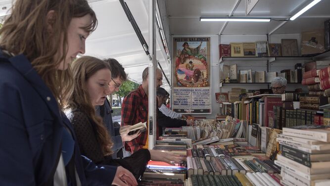 Lectores en la Feria del Libro Antiguo.