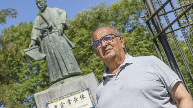 Suárez Japón, junto al monumento a Hasekura Tsunenaga, protagonista de su novela.
