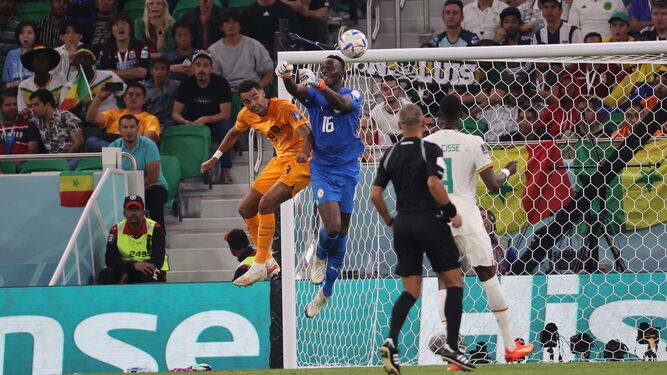 Gakpo se anticipa a Mendy para marcar el primer gol neerlandés.