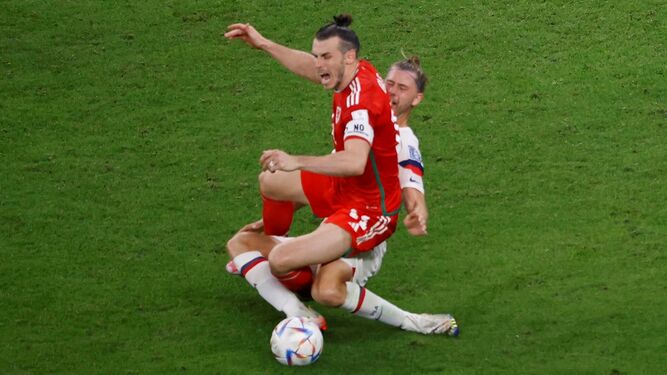 Zimmerman comete el inocente penalti sobre Bale que le dio el empate a Gales.