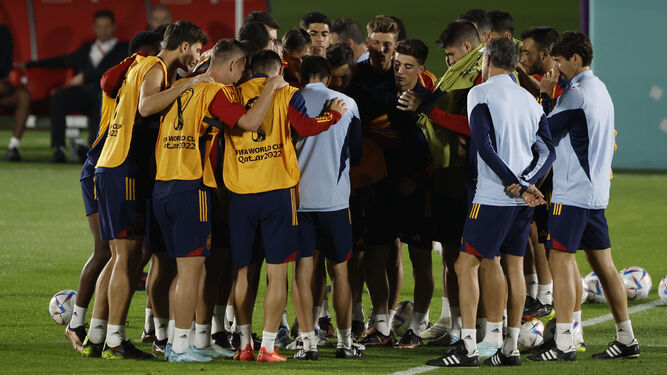 Los jugadores de la selección española hacen piña en el último entrenamiento.