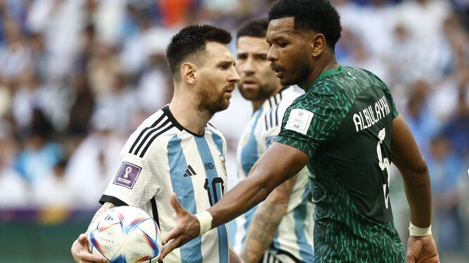 Messi no le da el balón a un futbolista de Arabia Saudí.