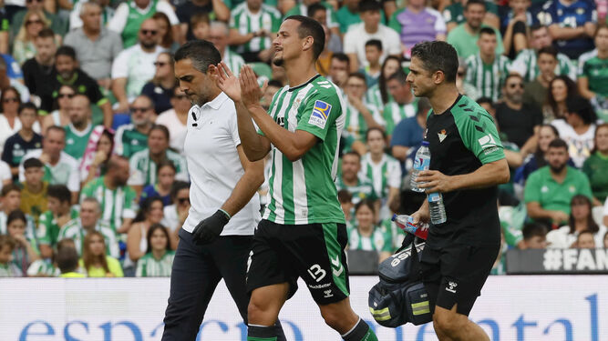 Luiz Felipe se marcha lesionado durante el encuentro ante el Atlético de Madrid.