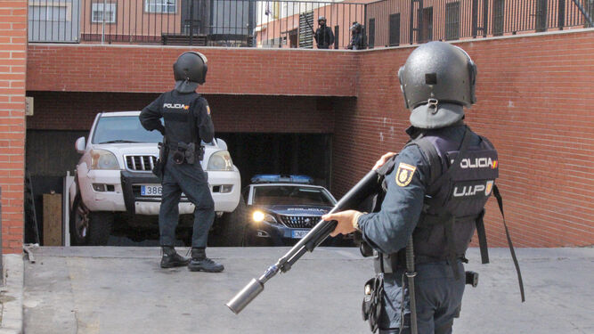 Policías de la UIP desplegados por Ceuta.