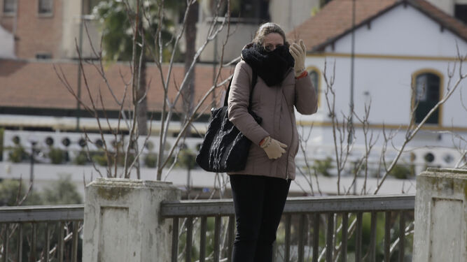 Una mujer se protege del frío con abrigo, guantes y bufanda, en una imagen de archivo.