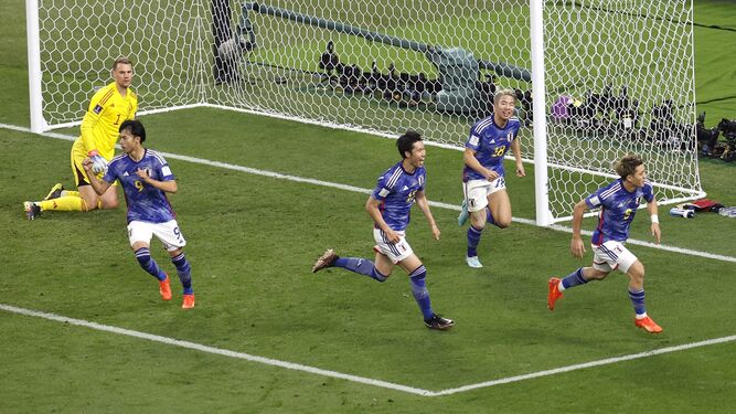 Los japoneses celebran el gol del empate de Doan.