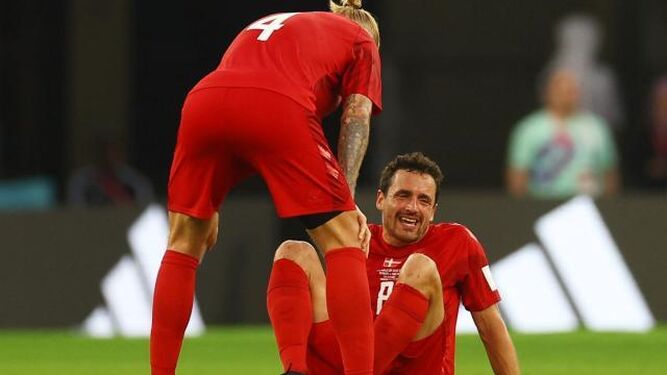 Delaney se duele de la rodilla ante el ex sevillistas Kjaer, durante el Mundial.